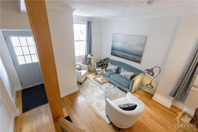 215 Armstrong Street, Home with 2 bedrooms, 1 bathrooms and null parking in Ottawa ON | Image 2
