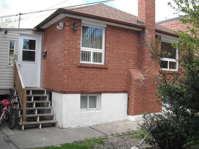 114 Gardenview Cres, House detached with 3 bedrooms, 2 bathrooms and 4 parking in Toronto ON | Image 1