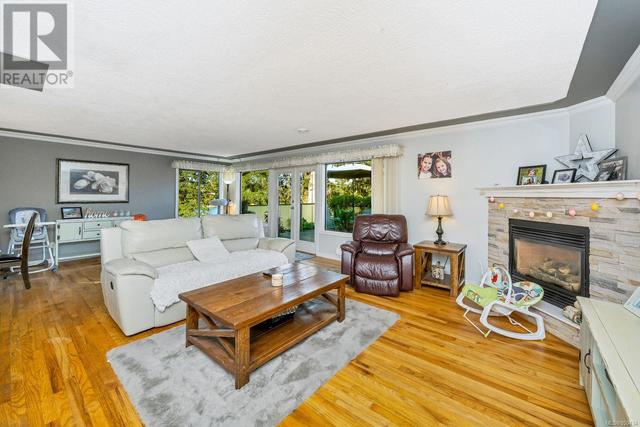 937 Shirley Rd, House detached with 5 bedrooms, 4 bathrooms and 2 parking in Esquimalt BC | Image 2