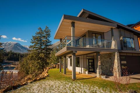 575 Larch Drive, House detached with 4 bedrooms, 3 bathrooms and 4 parking in Kaslo BC | Card Image