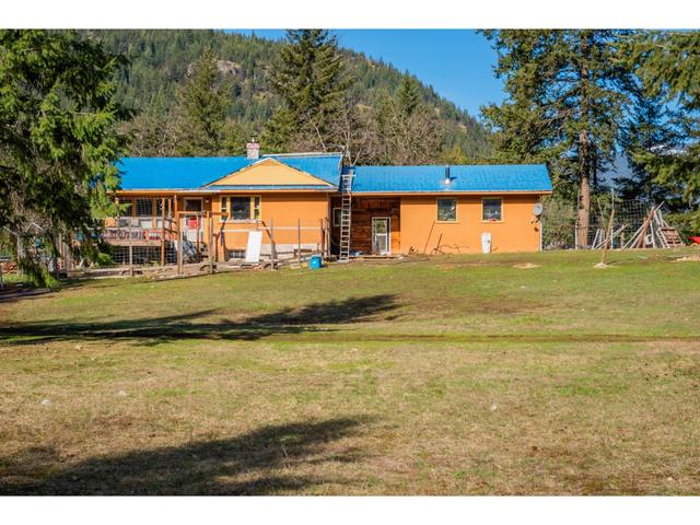 2621 Highway 3a, House detached with 2 bedrooms, 1 bathrooms and null parking in Central Kootenay I BC | Image 14