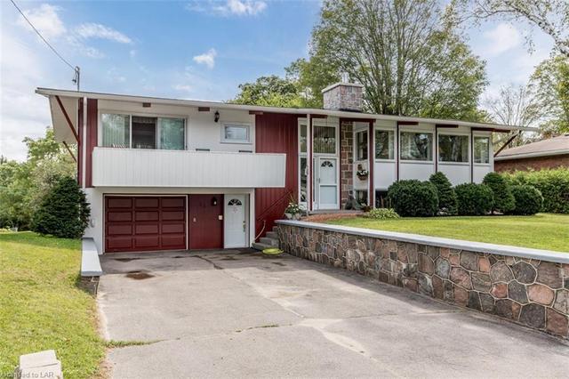 44 Robert Street E, House detached with 4 bedrooms, 2 bathrooms and 3 parking in Penetanguishene ON | Image 2