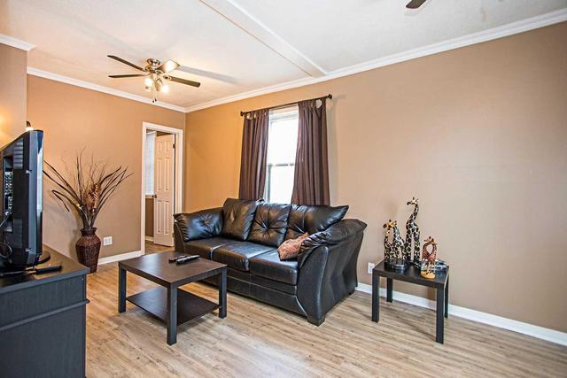 104 Park Rd S, House detached with 2 bedrooms, 1 bathrooms and 2 parking in Oshawa ON | Image 5