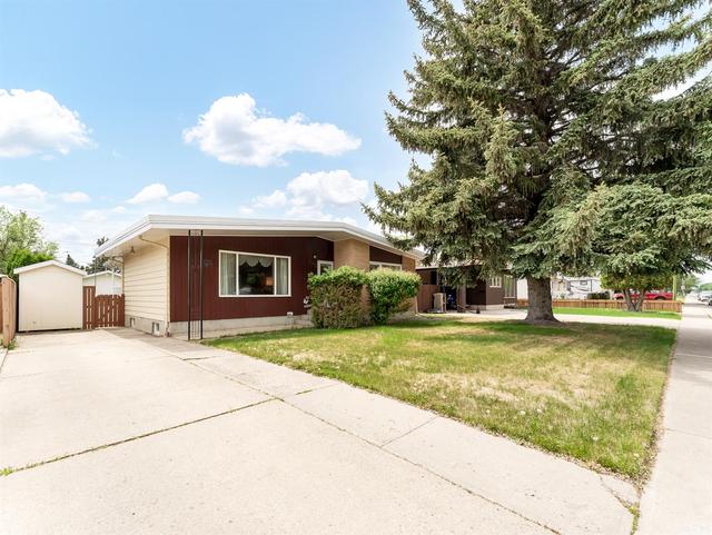 325 12 Street Ne, House detached with 3 bedrooms, 2 bathrooms and 2 parking in Medicine Hat AB | Image 2