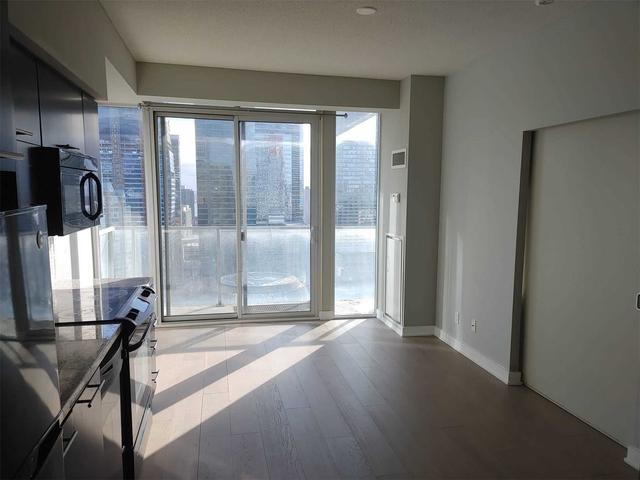 126 Simcoe St, Condo with 1 bedrooms, 1 bathrooms and 0 parking in Toronto ON | Image 1