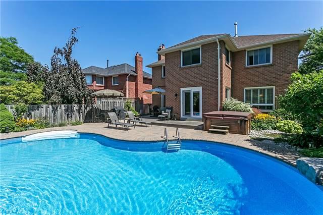 1013 Oak Meadow Rd, House detached with 4 bedrooms, 3 bathrooms and 2 parking in Oakville ON | Image 2