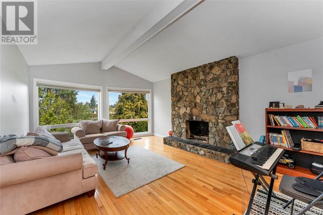 4261 Thornhill Cres, House detached with 5 bedrooms, 3 bathrooms and 6 parking in Saanich BC | Image 7
