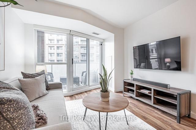401 - 1005 King St W, Condo with 2 bedrooms, 2 bathrooms and 1 parking in Toronto ON | Image 2
