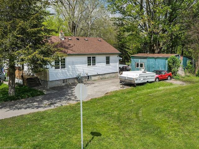 190 Helena Avenue, House detached with 2 bedrooms, 1 bathrooms and 6 parking in London ON | Image 3