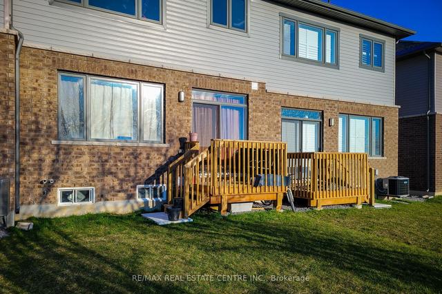 60 Freedom Cres, House attached with 3 bedrooms, 3 bathrooms and 3 parking in Hamilton ON | Image 16