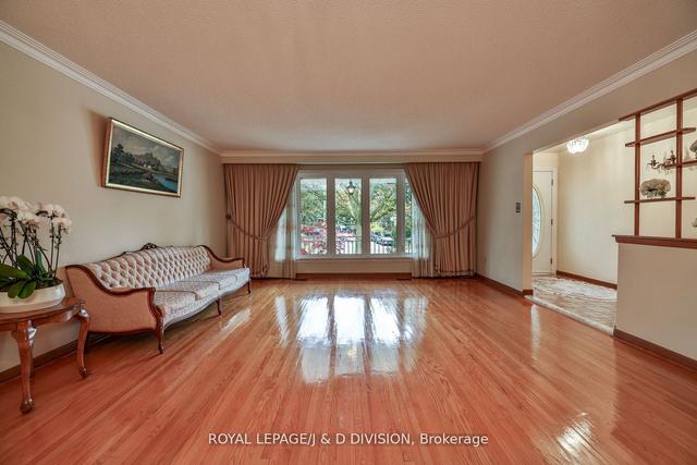 29 Longfield Rd, House detached with 4 bedrooms, 3 bathrooms and 6 parking in Toronto ON | Image 2