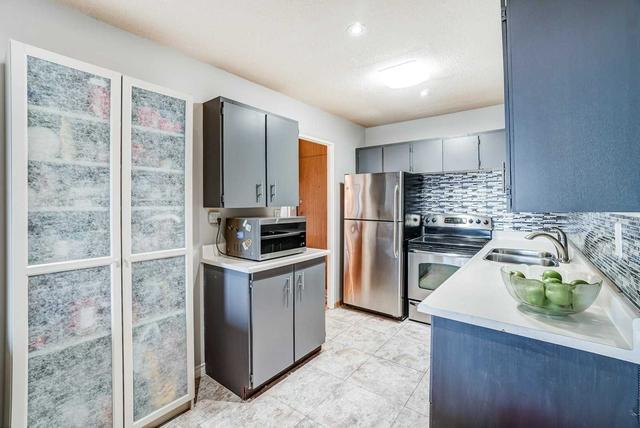 2010 - 260 Scarlett Rd, Condo with 3 bedrooms, 2 bathrooms and 1 parking in Toronto ON | Image 3