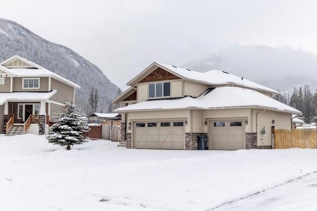 2311 Falcon Court, House detached with 3 bedrooms, 2 bathrooms and 5 parking in Sparwood BC | Image 7