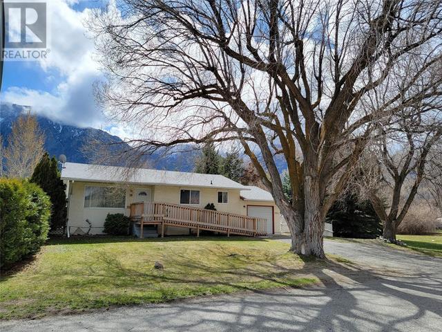 701 Kickbush Avenue, House detached with 4 bedrooms, 1 bathrooms and 1 parking in Keremeos BC | Image 2