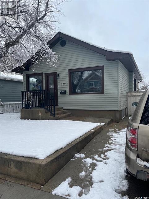 207 Maple Street E, House detached with 3 bedrooms, 2 bathrooms and null parking in Saskatoon SK | Card Image