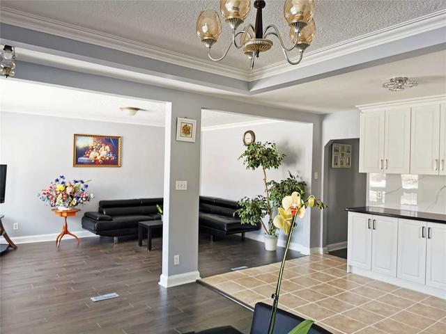 38 Midholm Dr, House detached with 3 bedrooms, 3 bathrooms and 6 parking in Toronto ON | Image 8