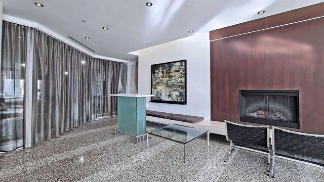 2205 - 8 York St, Condo with 1 bedrooms, 1 bathrooms and 0 parking in Toronto ON | Image 2