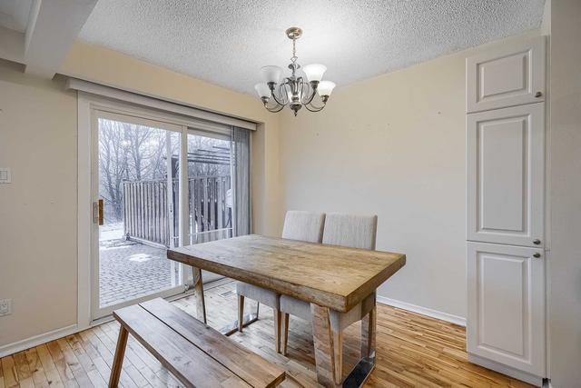 26 Carisbrooke Crt, Townhouse with 3 bedrooms, 3 bathrooms and 2 parking in Brampton ON | Image 6