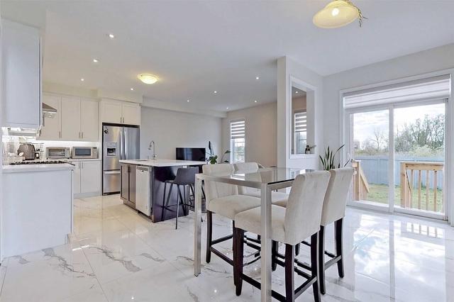 28 Decast Cres, House attached with 4 bedrooms, 3 bathrooms and 3 parking in Markham ON | Image 6