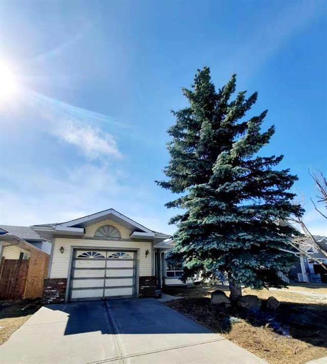 23 Martinwood Mews Ne, House detached with 3 bedrooms, 1 bathrooms and 3 parking in Calgary AB | Card Image