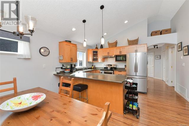 4037 Blackberry Lane, House detached with 3 bedrooms, 2 bathrooms and 1 parking in Saanich BC | Image 13