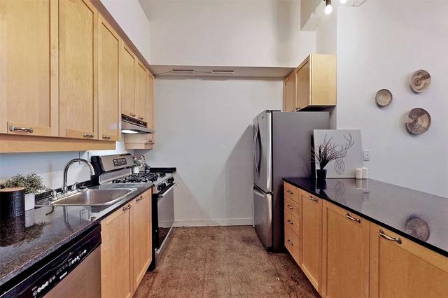 1022 - 155 Dalhousie St, Condo with 2 bedrooms, 1 bathrooms and 1 parking in Toronto ON | Image 3