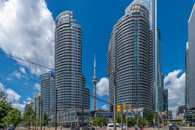 305 - 208 Queens Quay W, Condo with 2 bedrooms, 2 bathrooms and 1 parking in Toronto ON | Image 1
