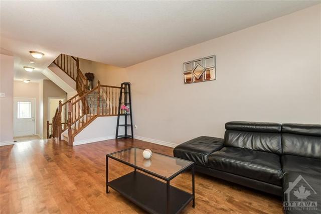 233 Wildcliff Way, Townhouse with 3 bedrooms, 3 bathrooms and 3 parking in Ottawa ON | Image 6