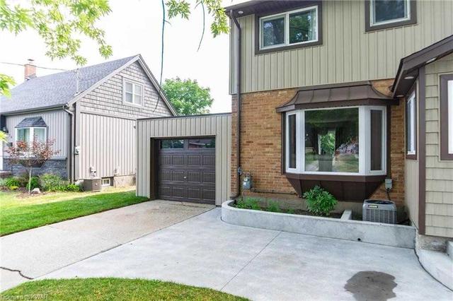 82 Lois St, House detached with 3 bedrooms, 3 bathrooms and 3 parking in Kitchener ON | Image 12