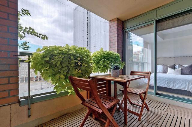 1008 - 887 Bay St, Condo with 2 bedrooms, 2 bathrooms and 1 parking in Toronto ON | Image 7