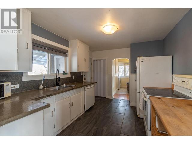 4003 27 Avenue, House detached with 3 bedrooms, 2 bathrooms and 1 parking in Vernon BC | Image 11