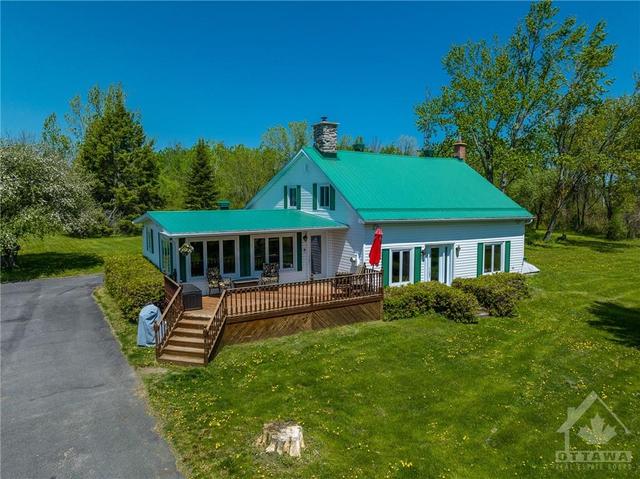 19963 Kenyon Concession 1 Road, House detached with 3 bedrooms, 1 bathrooms and 10 parking in North Glengarry ON | Image 3