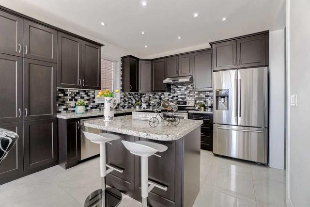 7 Amaretto Crt, House detached with 4 bedrooms, 4 bathrooms and 4 parking in Brampton ON | Image 3