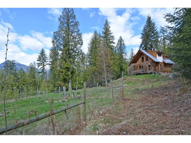 8907 Martens Road, House detached with 3 bedrooms, 2 bathrooms and null parking in Central Kootenay H BC | Image 8