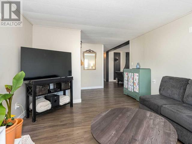253, - 3223 83 Street Nw, Home with 3 bedrooms, 1 bathrooms and 2 parking in Calgary AB | Image 4
