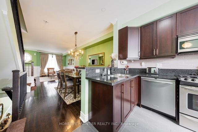 43 Lobo Mews, House attached with 3 bedrooms, 3 bathrooms and 2 parking in Toronto ON | Image 2