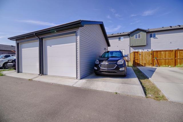 871 Greywolf Run N, Home with 2 bedrooms, 2 bathrooms and 2 parking in Lethbridge AB | Image 16