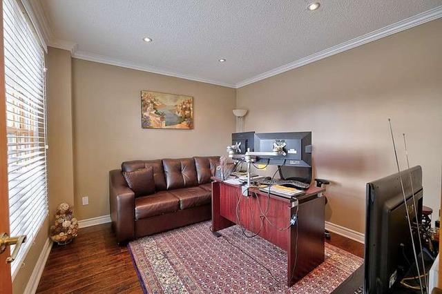 9 Eves Crt, House detached with 3 bedrooms, 3 bathrooms and 6 parking in Newmarket ON | Image 4