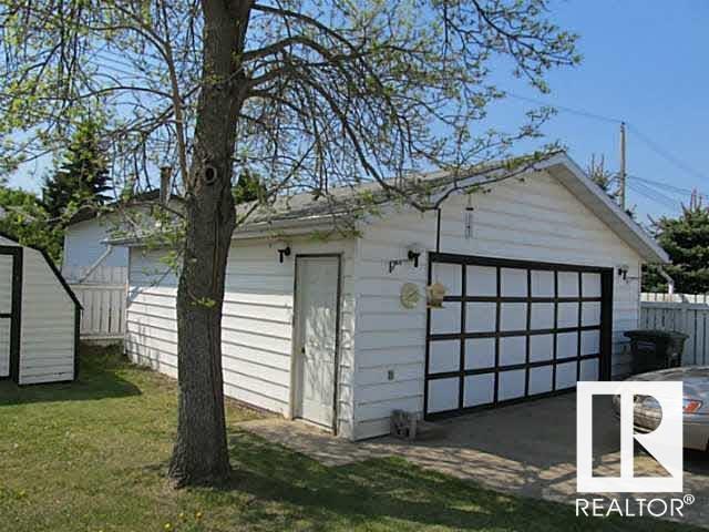 5807 51 Av, House detached with 5 bedrooms, 2 bathrooms and null parking in Redwater AB | Image 5