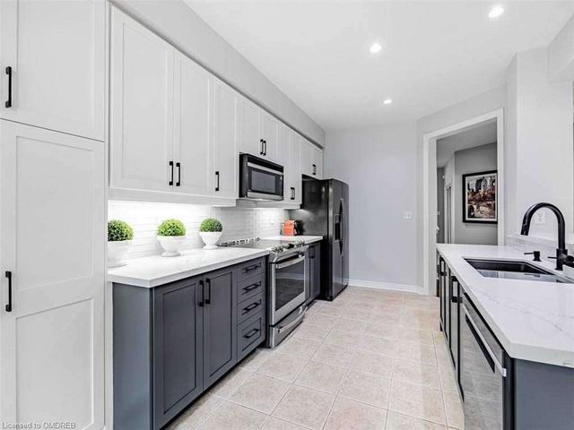 2232 Emily Circ, House attached with 3 bedrooms, 4 bathrooms and 2 parking in Oakville ON | Image 4