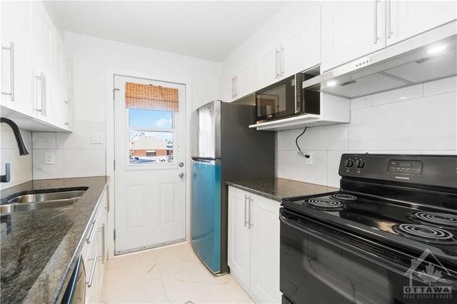 25 Woodvale Green, Townhouse with 3 bedrooms, 2 bathrooms and 1 parking in Ottawa ON | Image 15