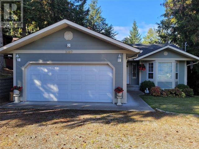 2207 Lakeview Drive, House detached with 3 bedrooms, 3 bathrooms and 2 parking in Columbia Shuswap C BC | Image 2