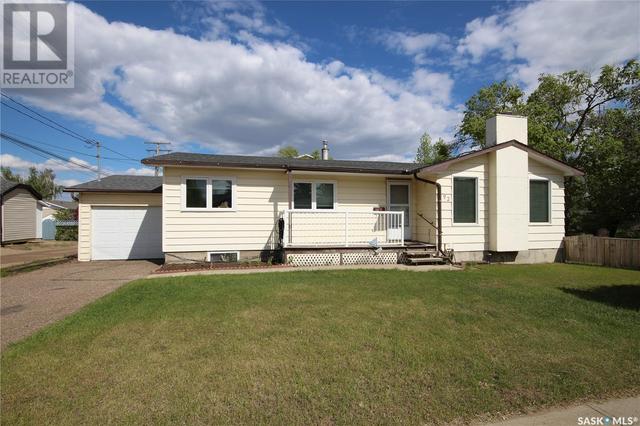 92 24th Street, House detached with 4 bedrooms, 2 bathrooms and null parking in Battleford SK | Card Image
