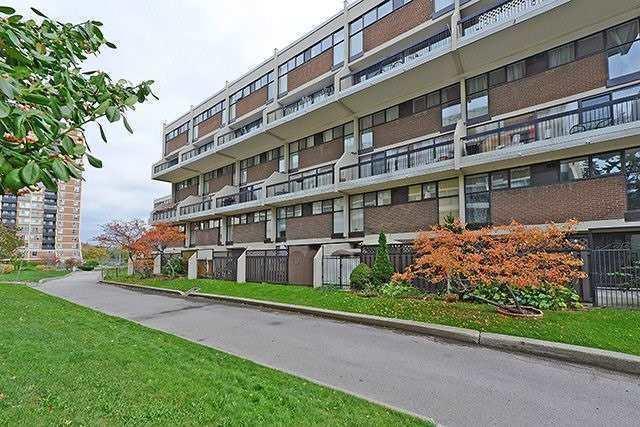 111 - 2 Valhalla Inn Rd, Townhouse with 3 bedrooms, 3 bathrooms and 1 parking in Toronto ON | Image 2