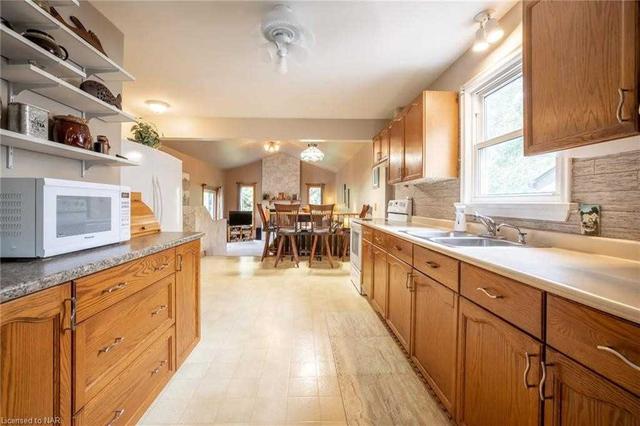 9 Silverdale Dr, House detached with 3 bedrooms, 2 bathrooms and 8 parking in St. Catharines ON | Image 4