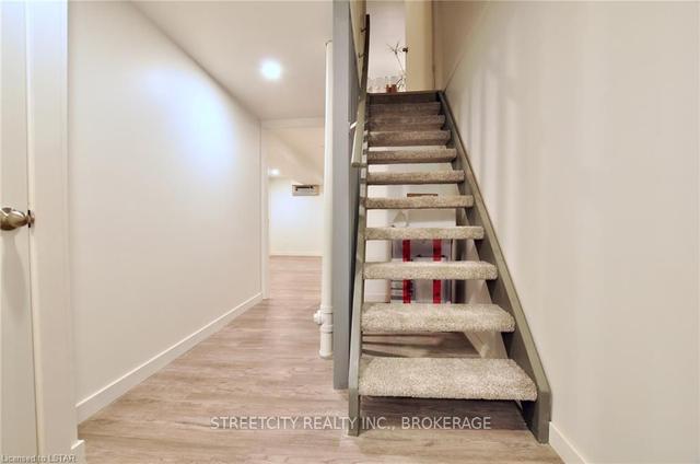 91 Toulon Cres, Townhouse with 2 bedrooms, 2 bathrooms and 1 parking in London ON | Image 5