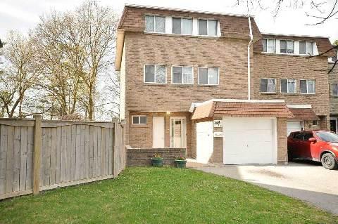 32 Henderson Dr, Townhouse with 3 bedrooms, 2 bathrooms and 2 parking in Markham ON | Image 1