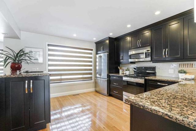 16 Nottingham Cres, House detached with 4 bedrooms, 4 bathrooms and 4 parking in Brampton ON | Image 2