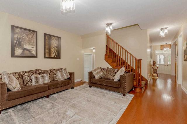 29 Eatonville St, House detached with 4 bedrooms, 4 bathrooms and 4 parking in Brampton ON | Image 3