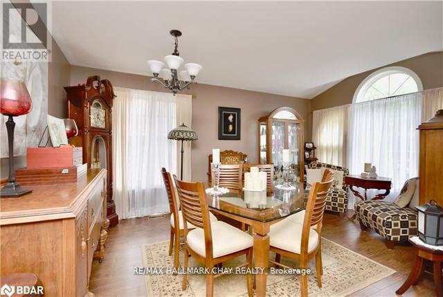 25 Glen Oak Crt, House detached with 2 bedrooms, 3 bathrooms and 9 parking in Barrie ON | Image 3